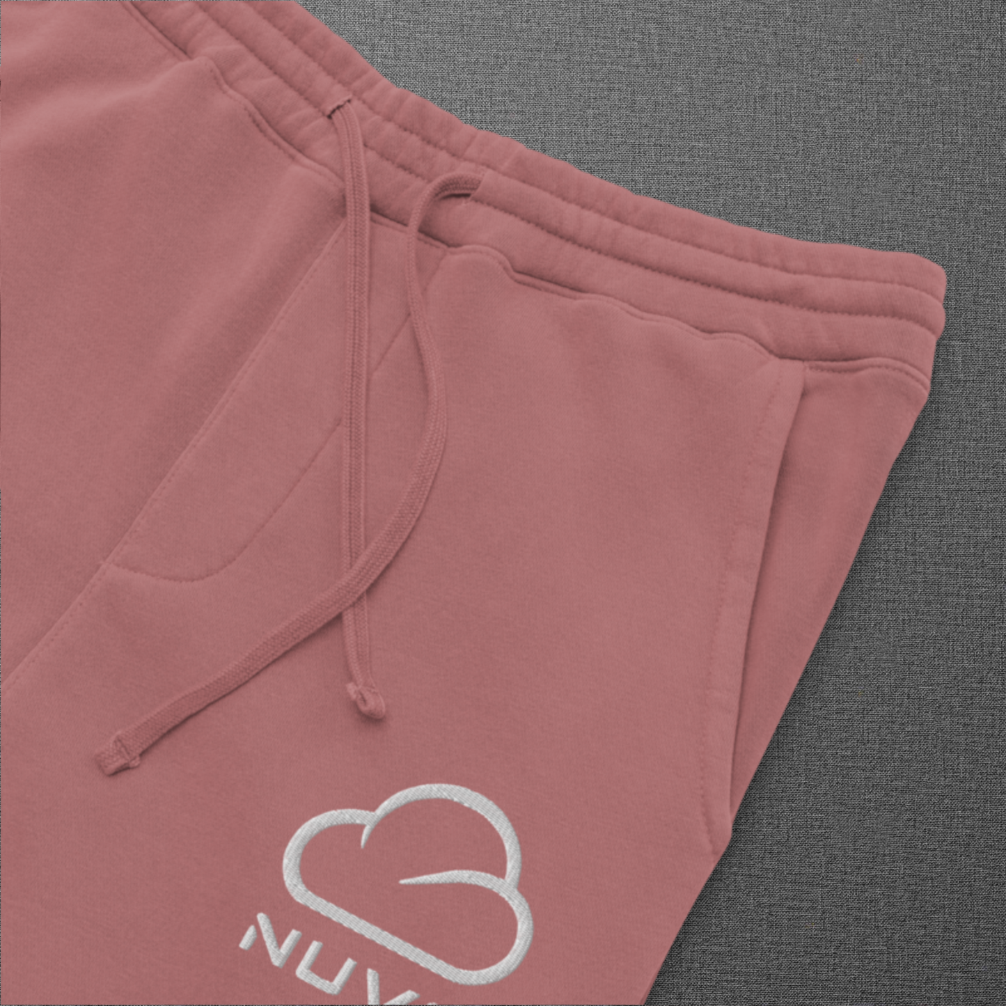 Calça de moletom unissex tingida com pigmento escuro, estampa minimalista (NUVE) - NUVE