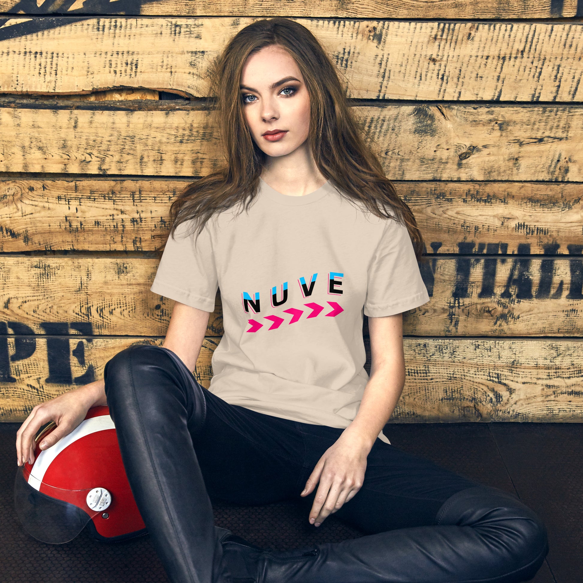 Camiseta clara unissex com estampa minimalista (Nuve Wave) - NUVE